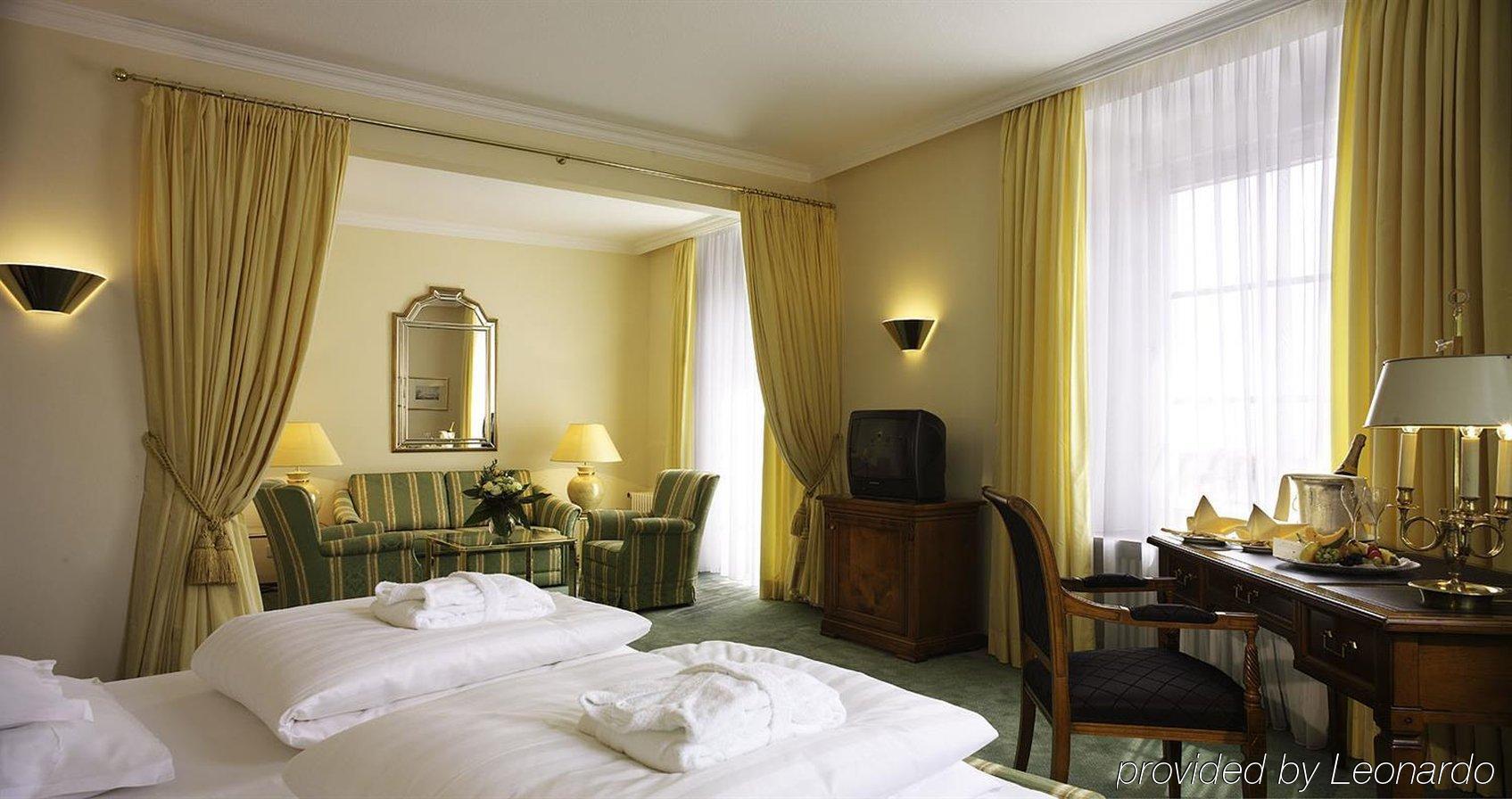 Hotel Bayerischer Hof 린다우 객실 사진 A room at the Hotel de la Ville