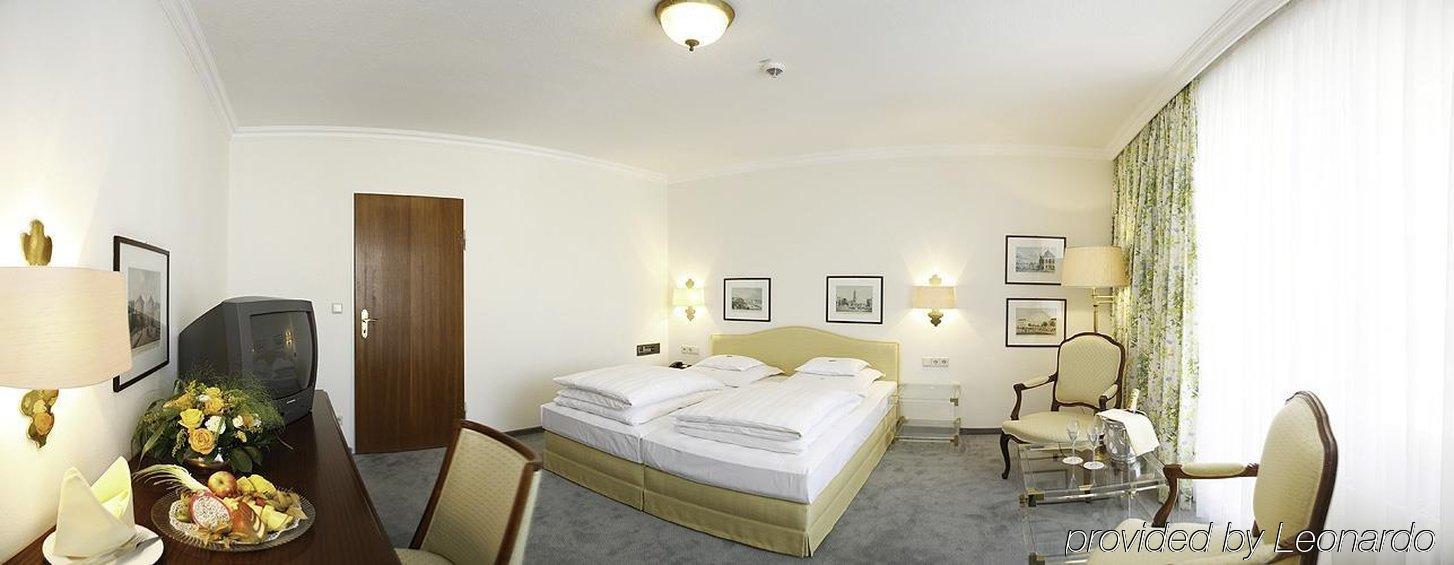 Hotel Bayerischer Hof 린다우 객실 사진 A typical hotel room