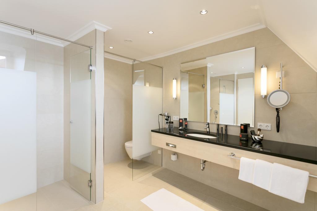 Hotel Bayerischer Hof 린다우 외부 사진 A bathroom in a hotel