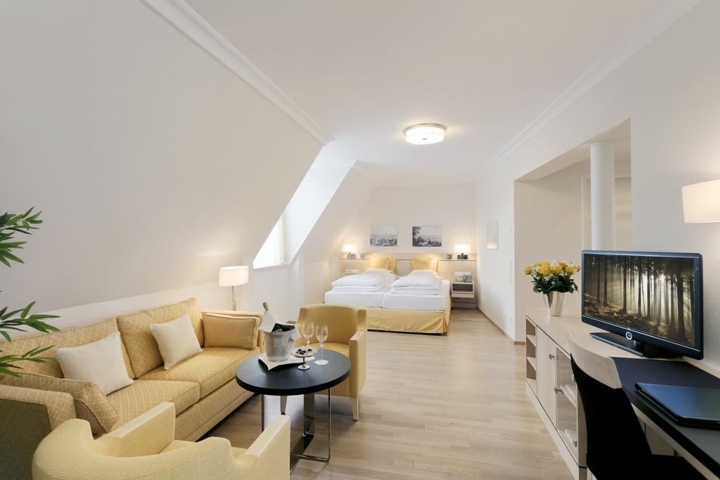 Hotel Bayerischer Hof 린다우 외부 사진 A typical room at the Hotel Axelmannstein