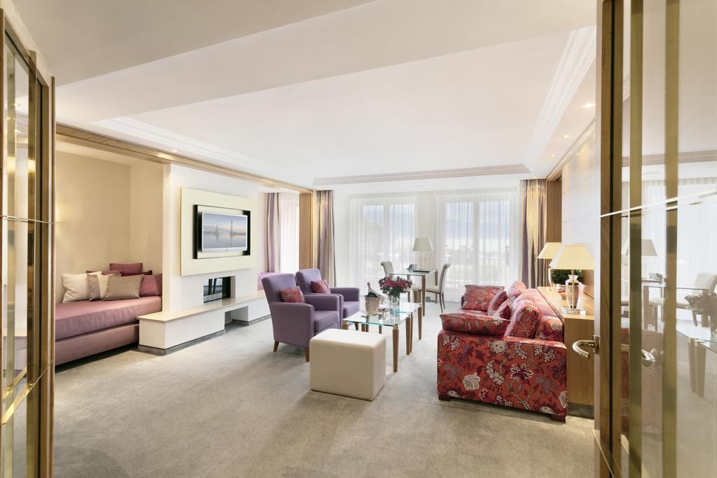 Hotel Bayerischer Hof 린다우 외부 사진 A suite at the Mandarin Oriental, Munich