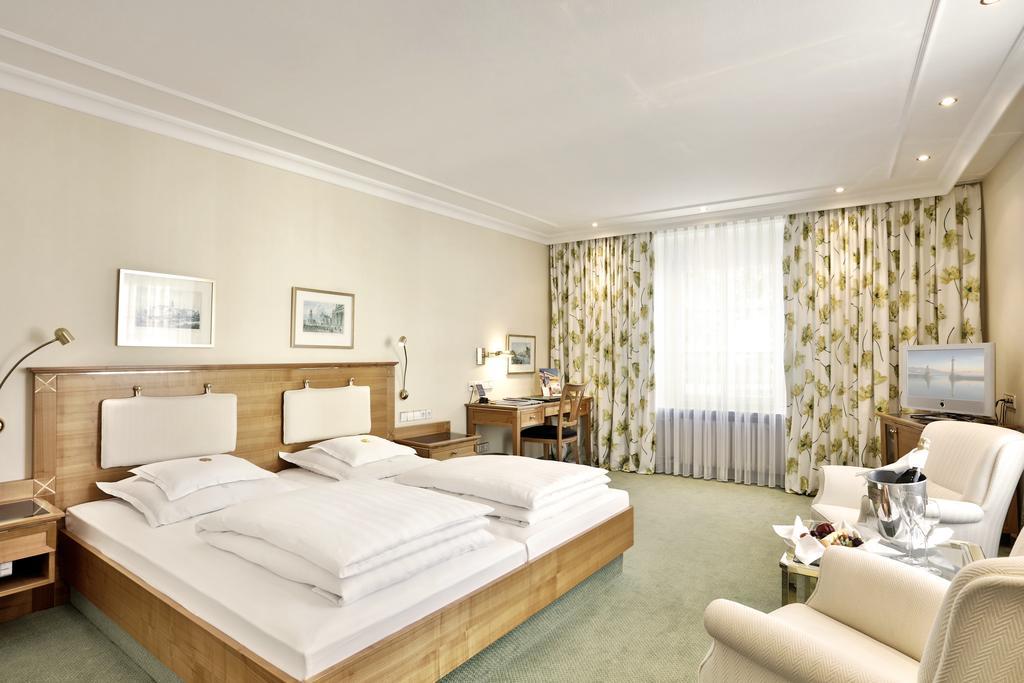 Hotel Bayerischer Hof 린다우 외부 사진 A typical room at the Hotel Axelmannstein