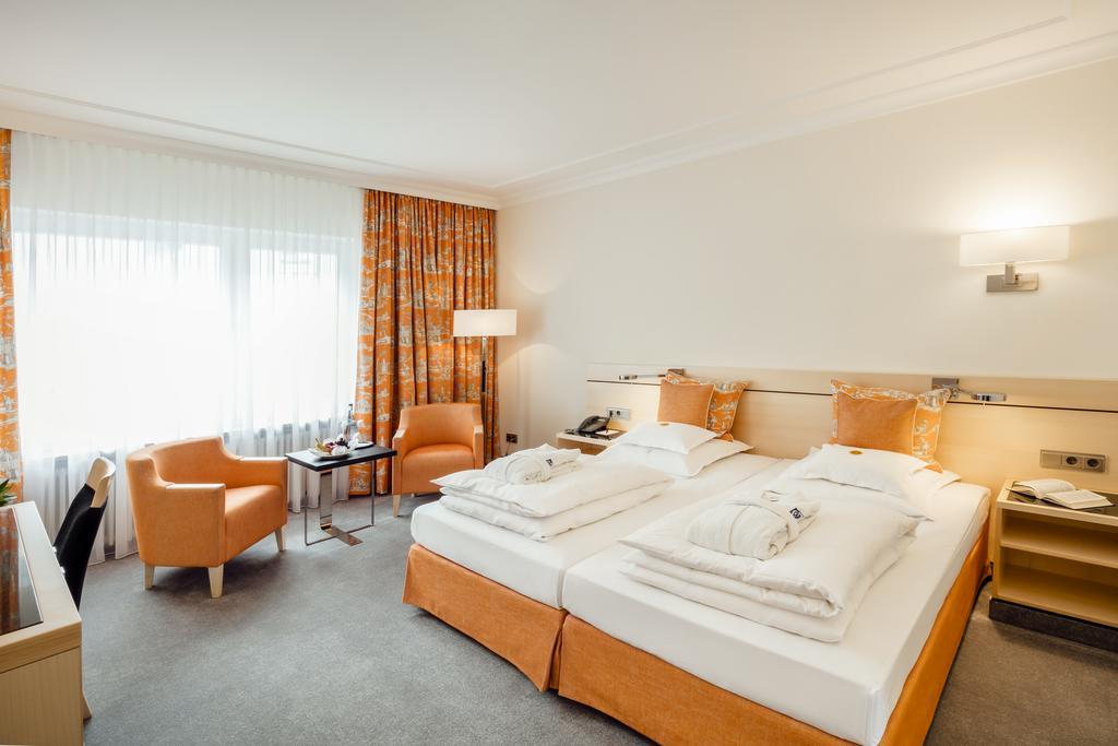 Hotel Bayerischer Hof 린다우 외부 사진 A typical hotel room