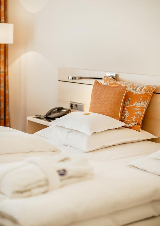 Hotel Bayerischer Hof 린다우 외부 사진 A bed with cushions