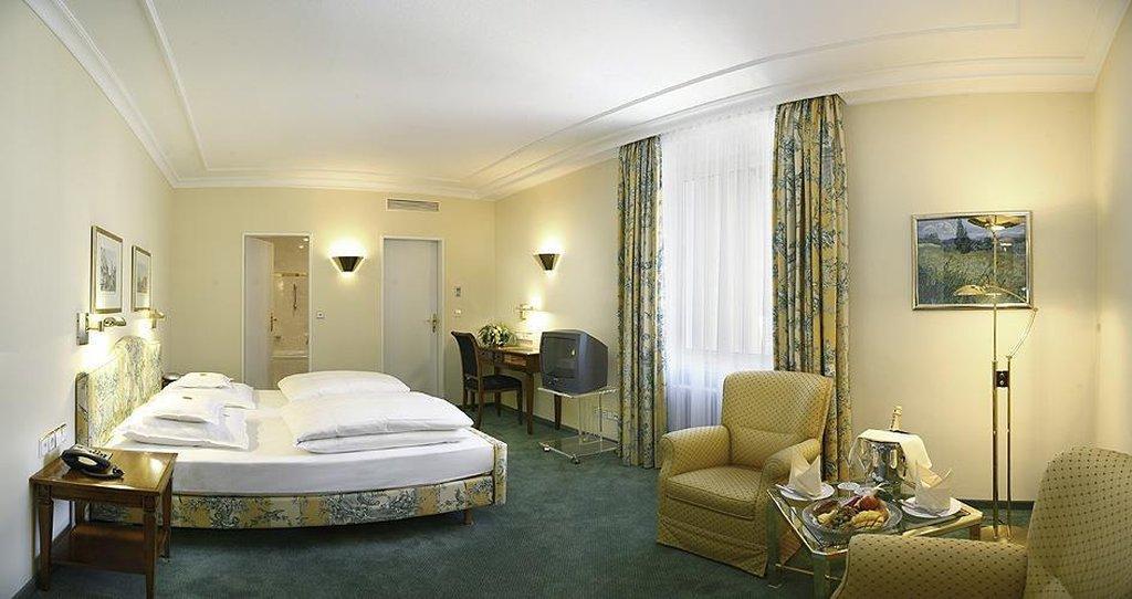 Hotel Bayerischer Hof 린다우 외부 사진 A typical hotel room