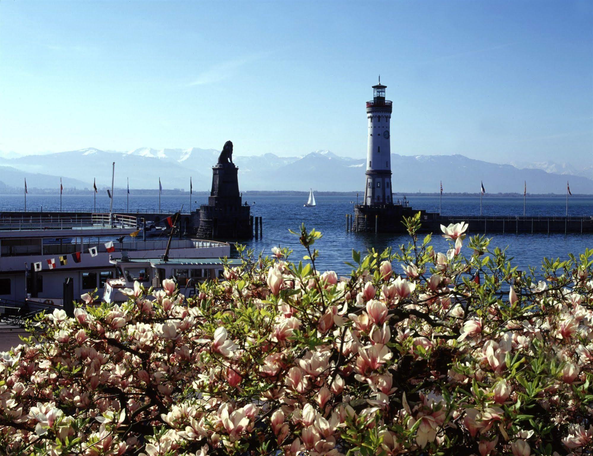 Hotel Bayerischer Hof 린다우 외부 사진 The lighthouse at the port of Papeete