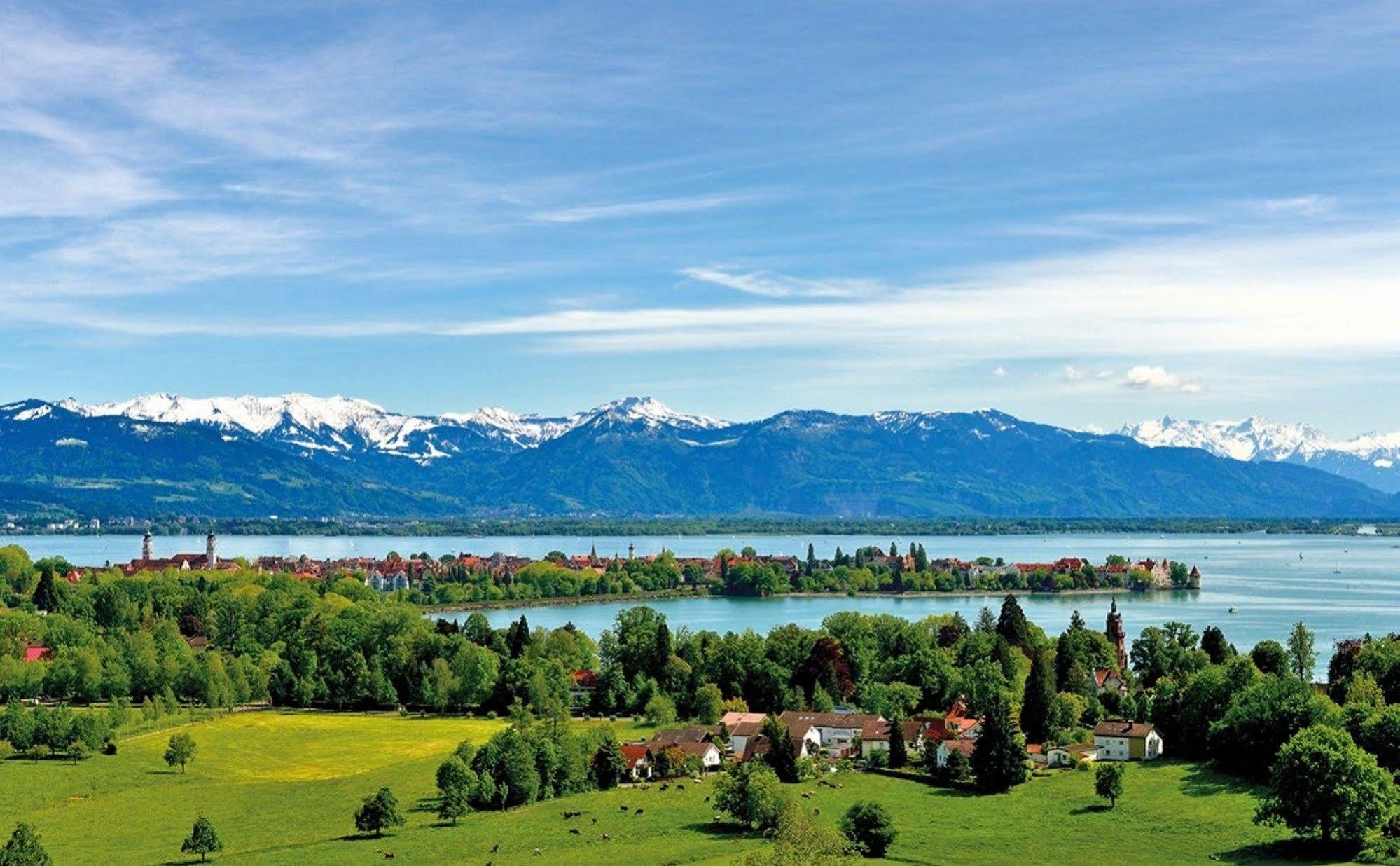 Hotel Bayerischer Hof 린다우 외부 사진 View of the town of Kreuzlingen