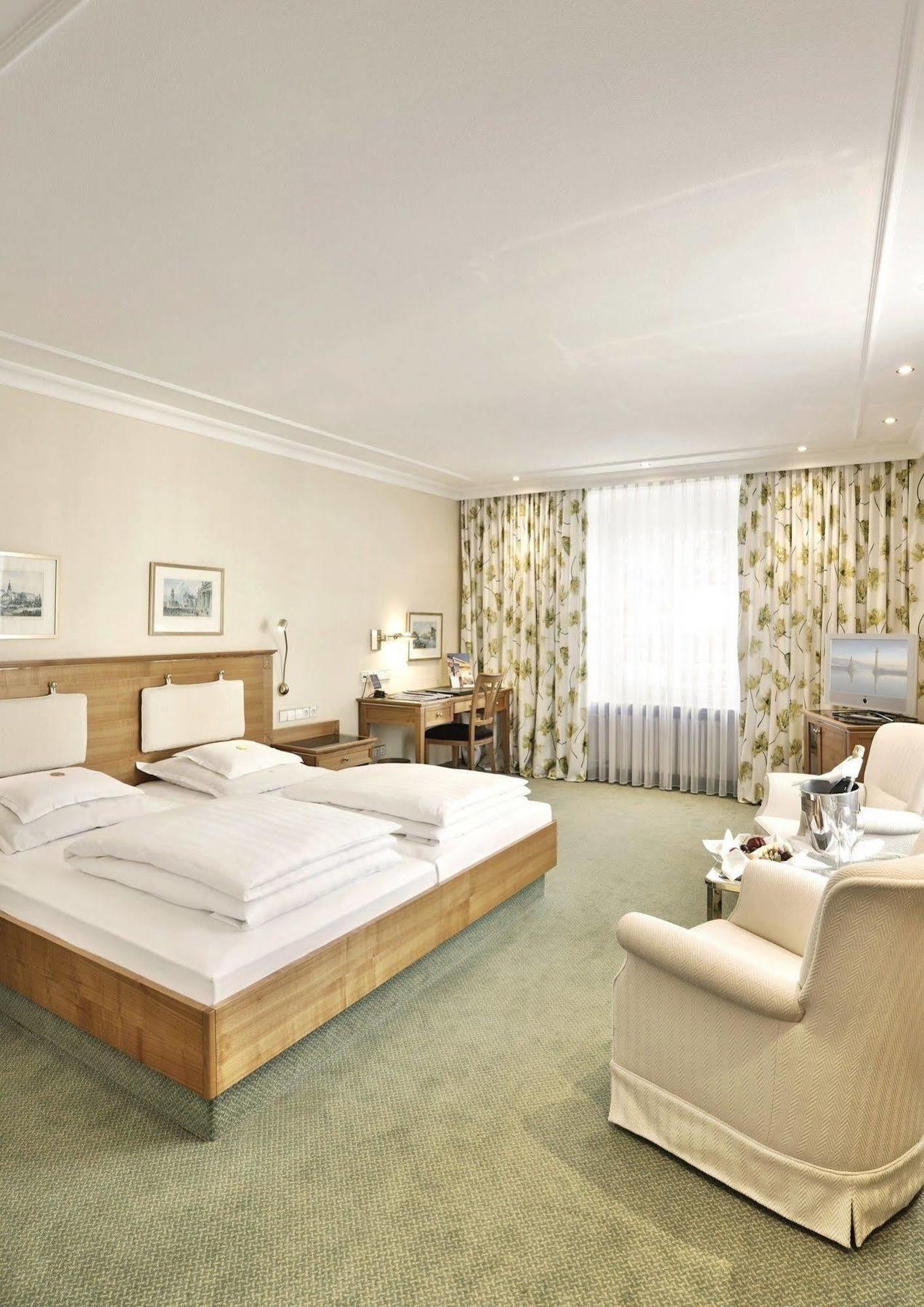 Hotel Bayerischer Hof 린다우 외부 사진 A typical room at the hotel