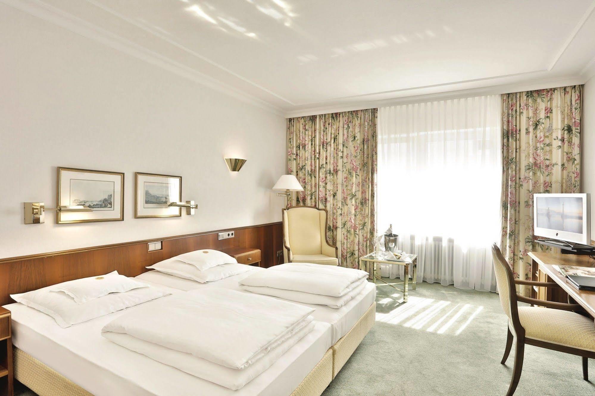 Hotel Bayerischer Hof 린다우 외부 사진 A typical hotel room