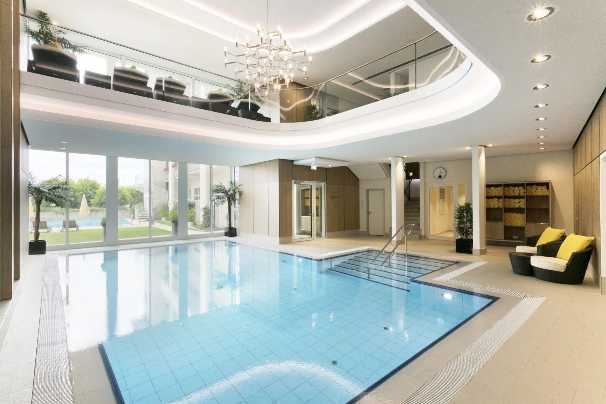 Hotel Bayerischer Hof 린다우 외부 사진 The swimming pool at the hotel