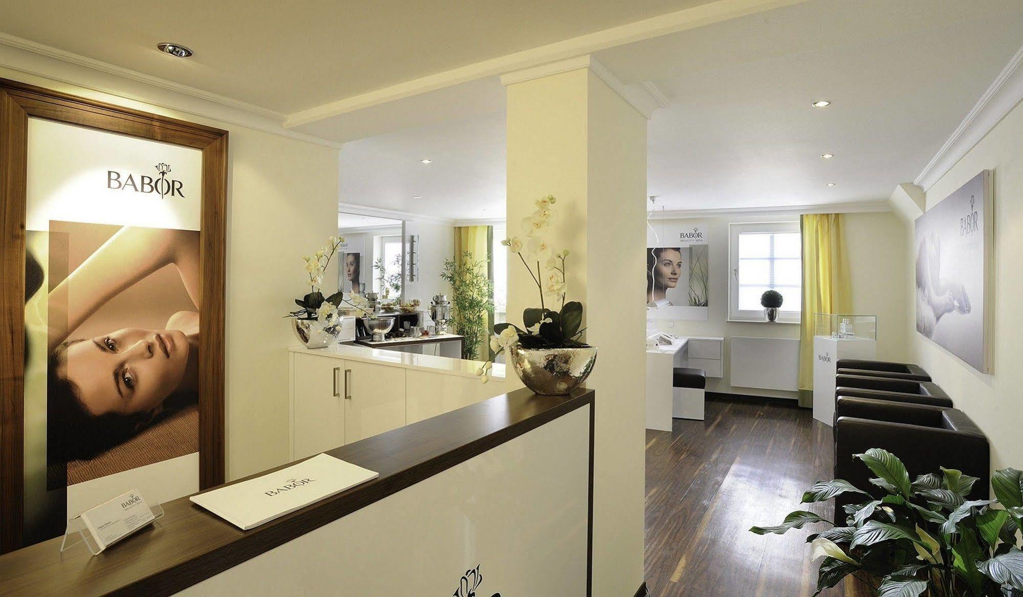 Hotel Bayerischer Hof 린다우 외부 사진 A typical medical practice in Germany