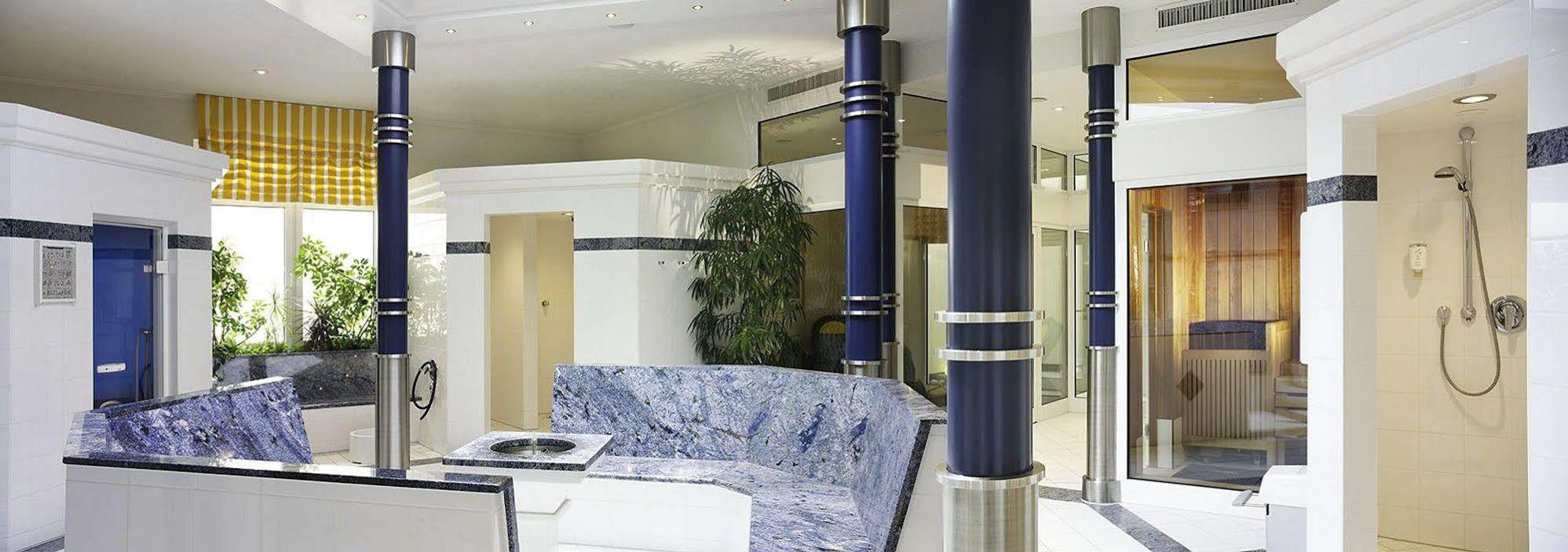 Hotel Bayerischer Hof 린다우 내부 사진 Stainless steel columns